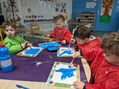 coliers, parents ou enseignants sautent de joie l'occasion de la rentre  scolaire, dessin la craie sur une ardoise - Festival pour l'Ecole de la vie